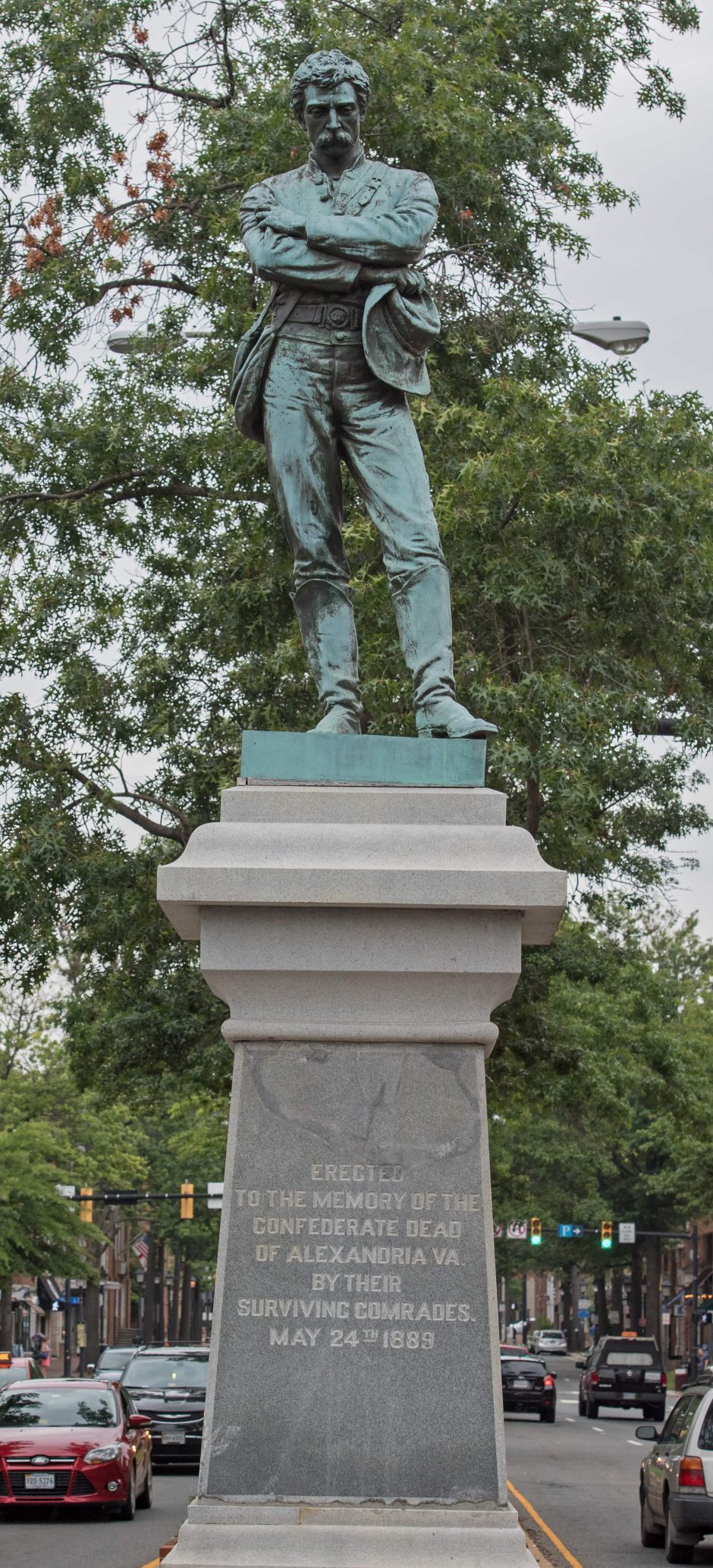 JAV miestuose griuvo Konfederacijos paminklai