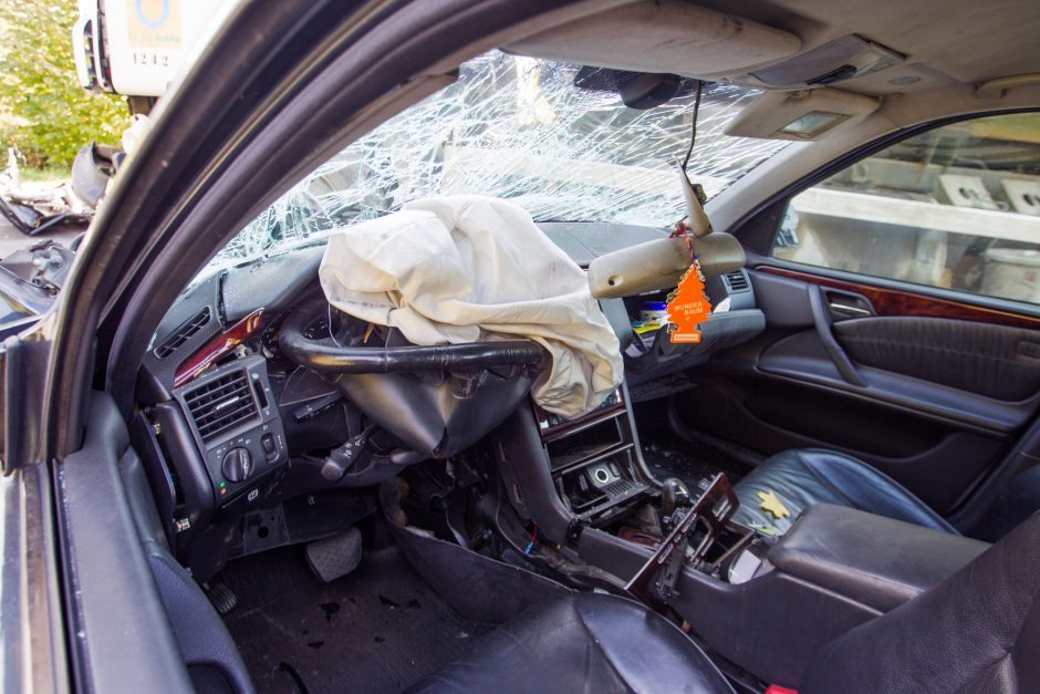 Į nežymėta kelių policijos automobilį rėžėsi girtas „Mercedes-Benz“ vairuotojas