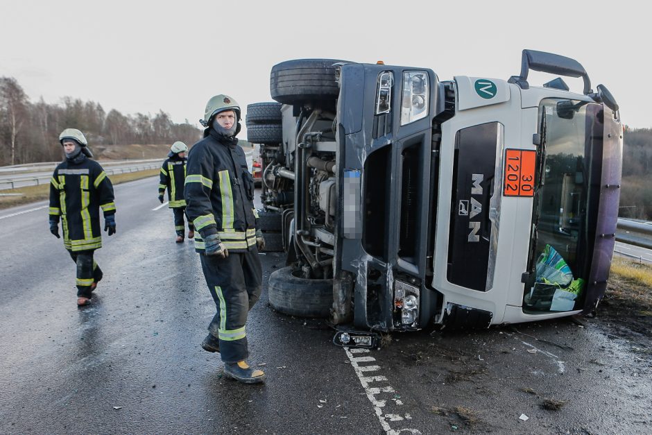 Kelyje Kaunas-Marijampolė apvirto pavojingą krovinį gabenęs vilkikas