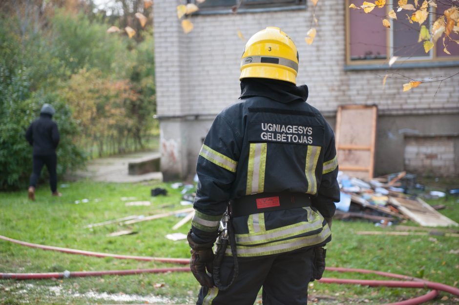 Tragedija Mažeikių rajone: sugriuvus namui prispaustas jį ardęs žmogus