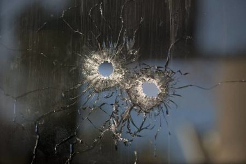 Incidentas Kaune: jaunuoliai šaudė į daugiabučio langus, švaistėsi metaline lazda