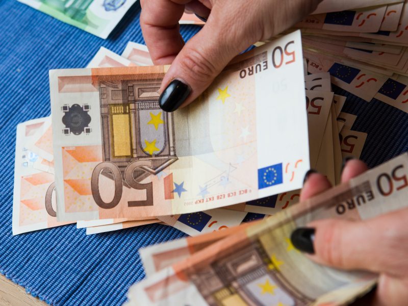 Tūkstančius eurų prarado patikėjusi nepažįstamosios istorija 