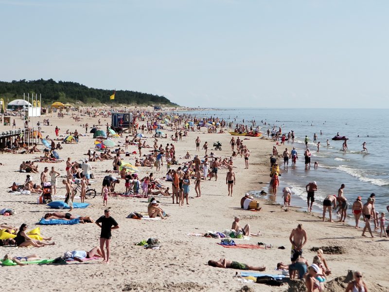 Įspėja poilsiautojus: Baltijos jūroje veisiasi sveikatai pavojingos bakterijos