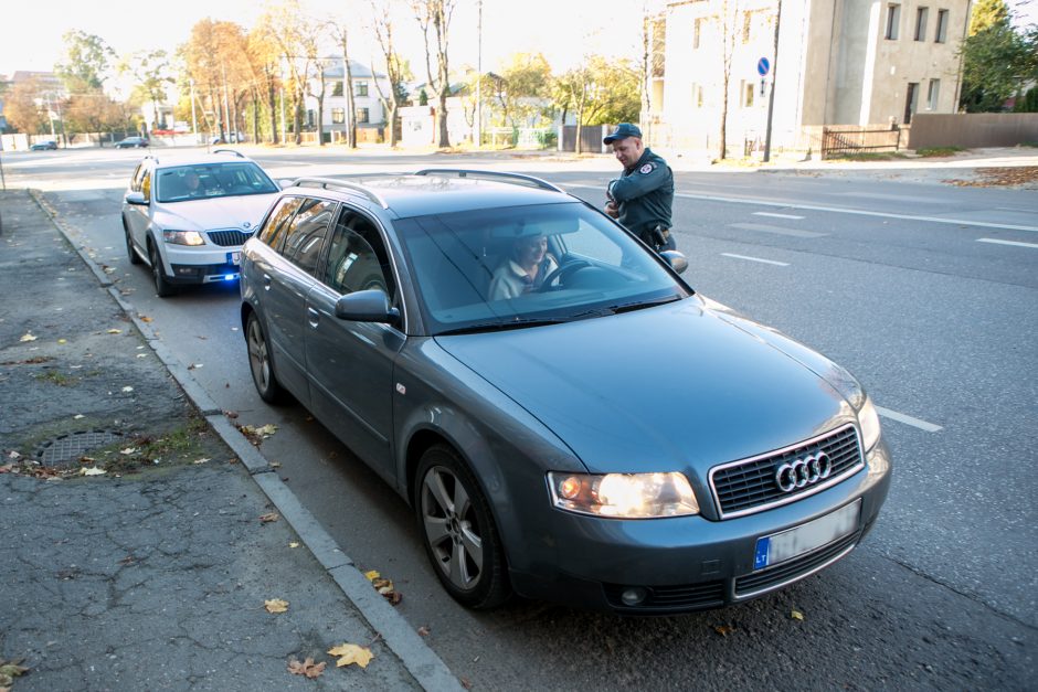 Kauno pareigūnai pažeidėjus tramdė slaptu ginklu: pavojingiausi buvo dviratininkai