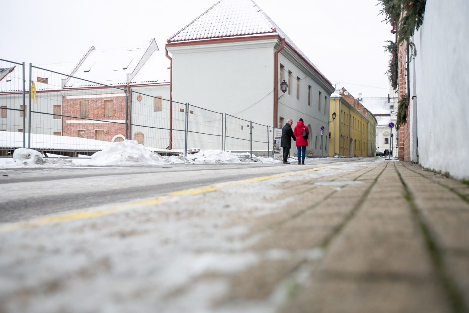 Dėl atkastų rūsių skilinėja viešbučio sienos?