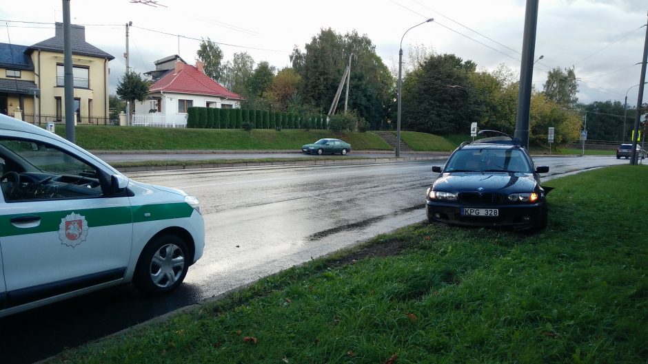 Netoli Kauno klinikų – BMW skrydis į stulpą