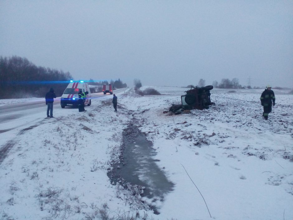 Alytaus rajone apvirto kariuomenės automobilis, yra sužalotų