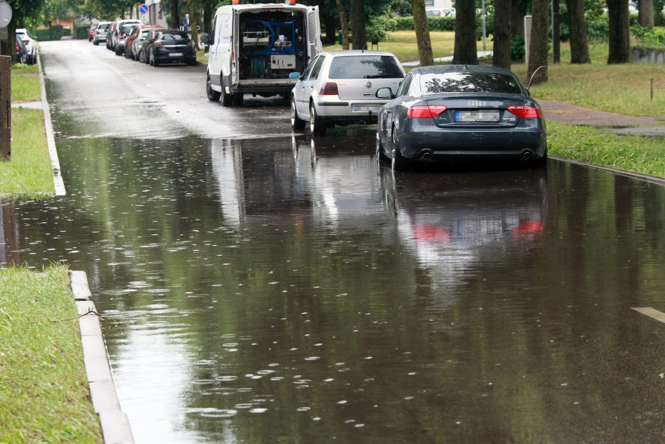 Karščių nualintas Kaunas sulaukė lietaus: apsėmė automobilius, skendo gatvės