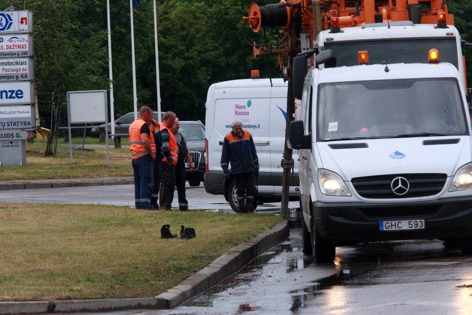 Karščių nualintas Kaunas sulaukė lietaus: apsėmė automobilius, skendo gatvės