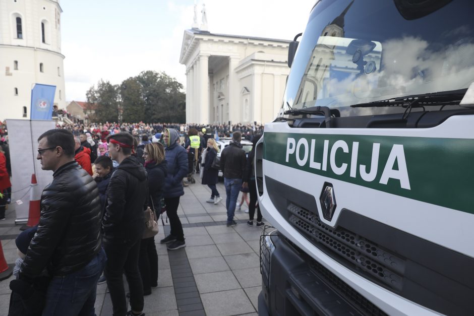 Angelų sargų dieną sostinėje – kinologų, motoakrobatų, žirgų ir „Aro“ kovotojų šou