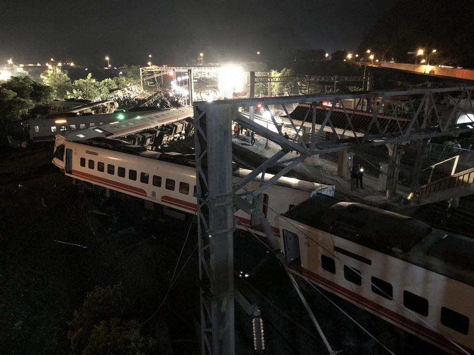 Per traukinio avariją Taivane žuvo 22 žmonių, per 170 sužeista