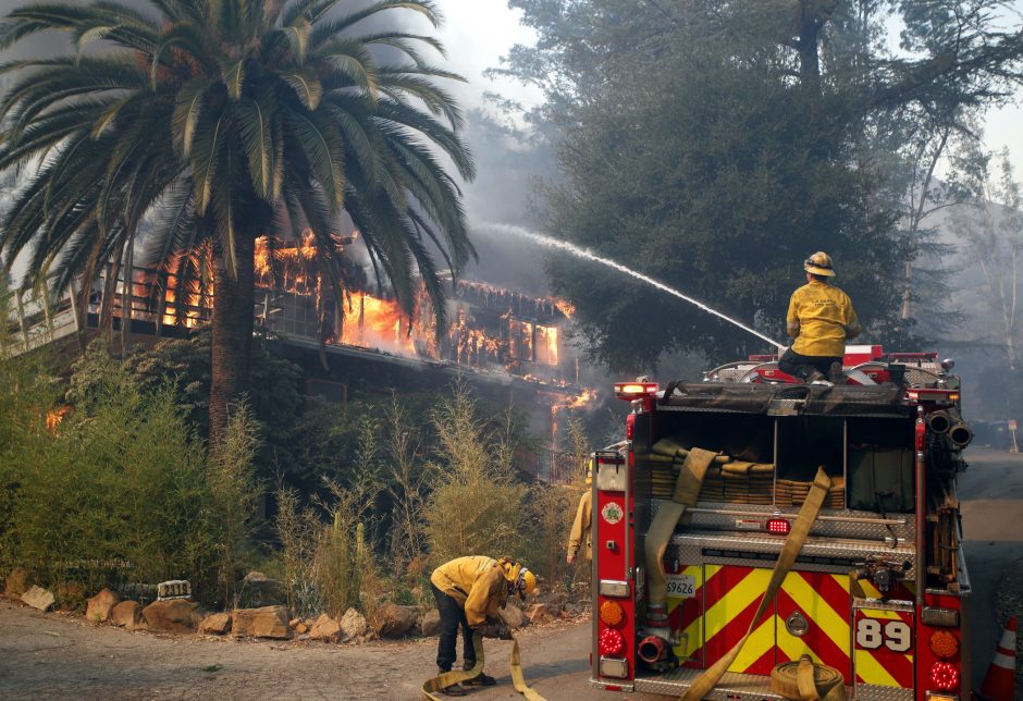 Kalifornijoje siaučiantys miškų gaisrai pražudė mažiausiai devynis žmones