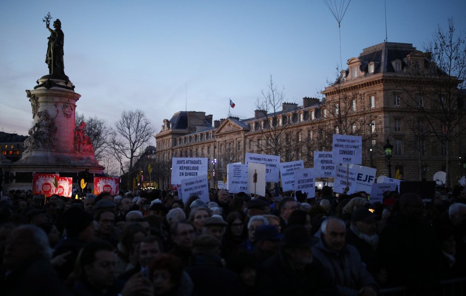 Tūkstančiai paryžiečių protestavo prieš antisemitinių išpuolių protrūkį
