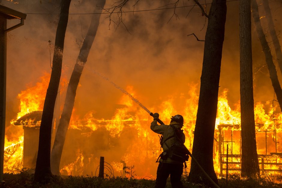 Kalifornijoje siaučiantys miškų gaisrai pražudė mažiausiai devynis žmones