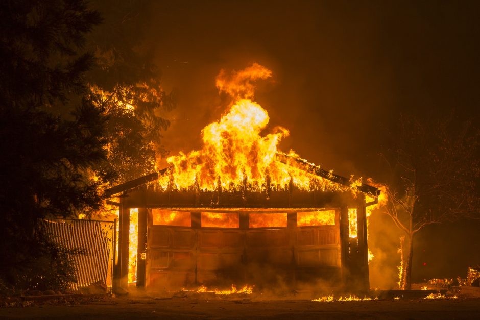 Kalifornijoje siaučiantys miškų gaisrai pražudė mažiausiai devynis žmones