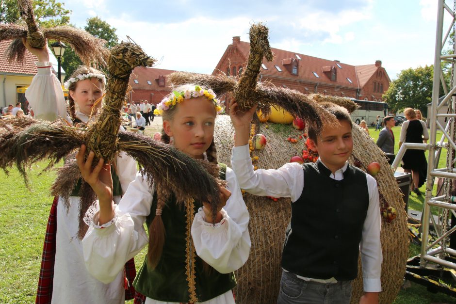 Šventė Raudondvaryje vilios rudens gėrybėmis ir vokiškomis vaišėmis