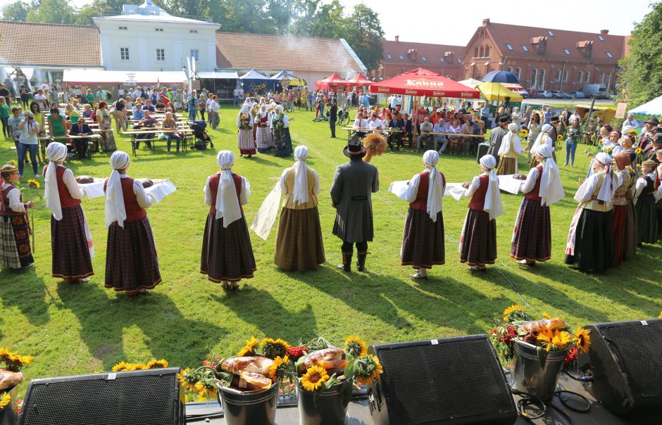 Šventė Raudondvaryje vilios rudens gėrybėmis ir vokiškomis vaišėmis