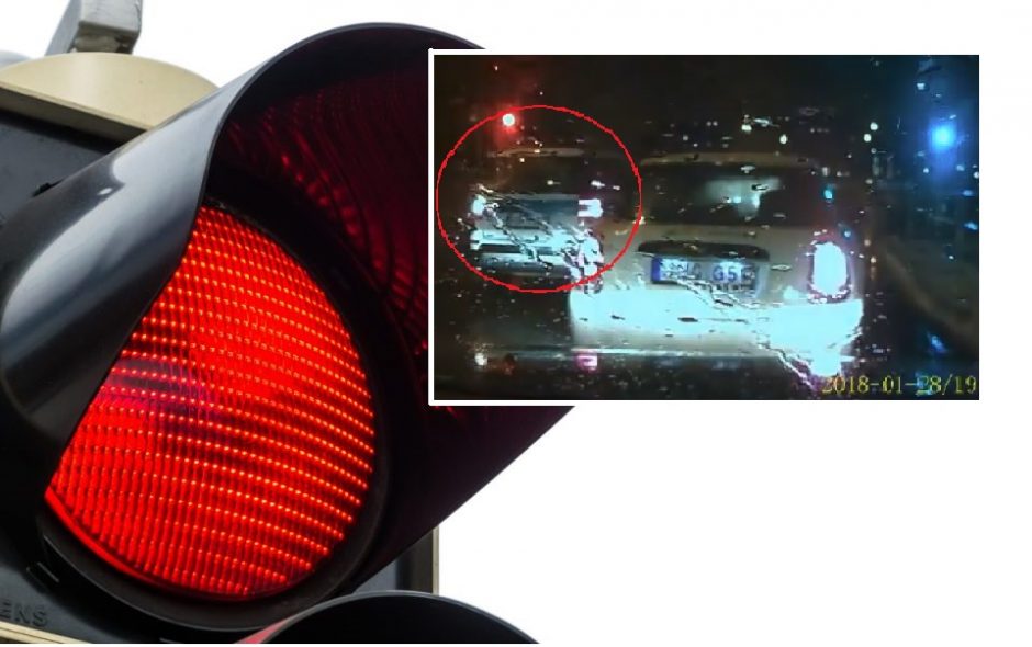 Internautai piktinasi: raudonas šviesoforo signalas policininkams negalioja?