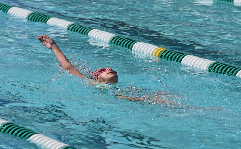 Amerikoje plaukimo trenerė teisiama dėl trylikametės mirties