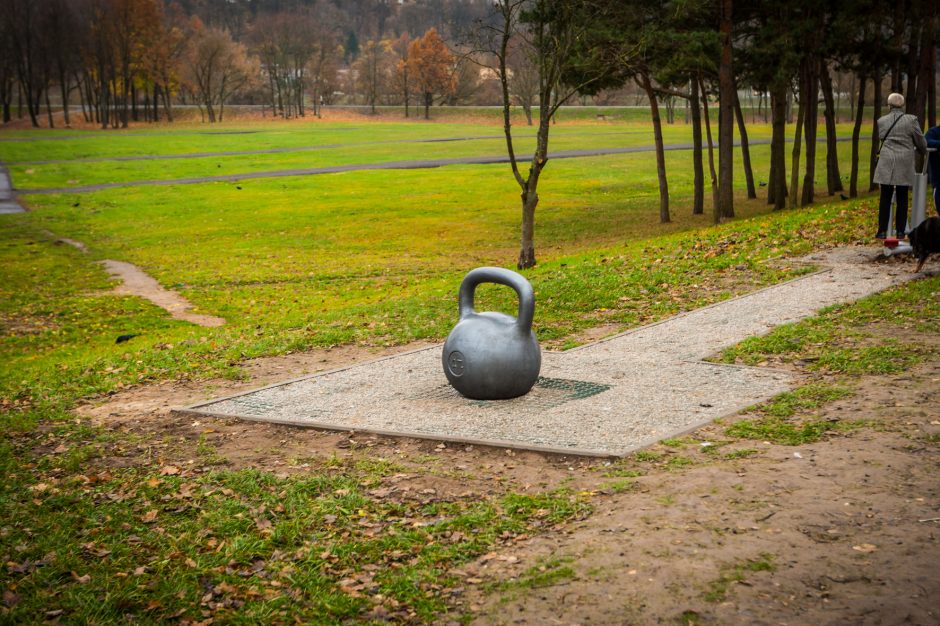 Menininko iššūkis sportininkams Santakos parke – toną sveriantis svarstis