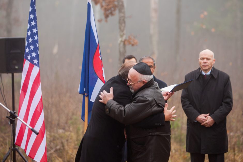 Vandžiogaloje atidarytas memorialas holokausto aukoms