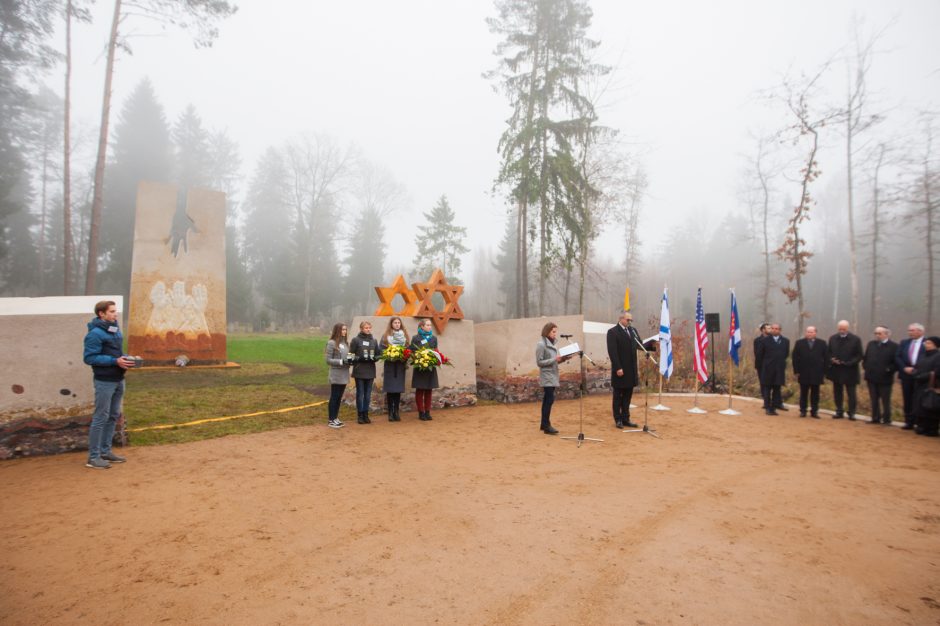 Vandžiogaloje atidarytas memorialas holokausto aukoms