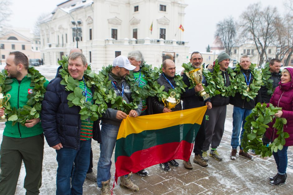 Rotušės aikštėje sutikti poledinės žūklės čempionai!