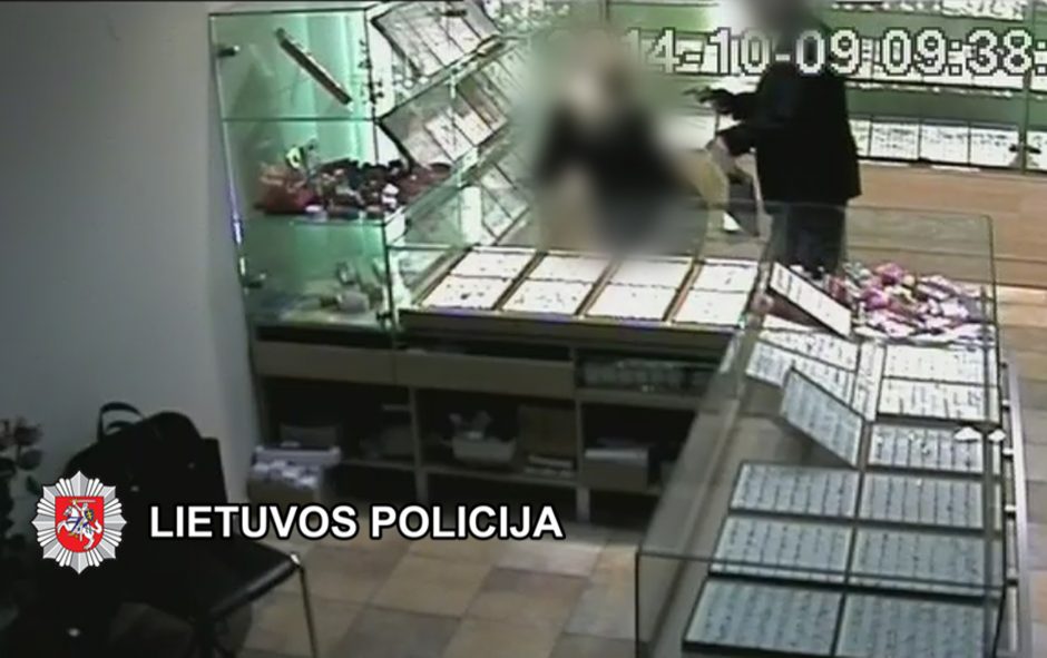 Atskleistas ginkluotas juvelyrikos parduotuvės apiplėšimas (vaizdo įrašas)