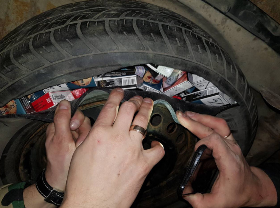 Mašinoje įrengtoje slėptuvėje pasieniečiai aptiko rūkalų krovinį