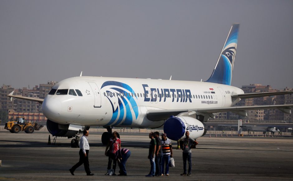 Sudužęs „EgyptAir“ lėktuvas veikiausiai užsiliepsnojo ir subyrėjo ore