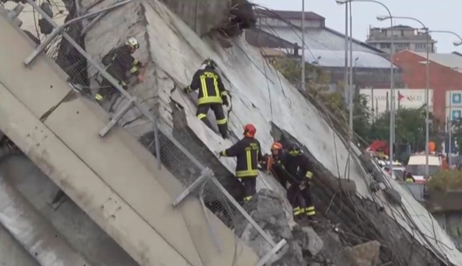 Italijoje sugriuvus greitkelio viadukui žuvo mažiausiai 30 žmonių