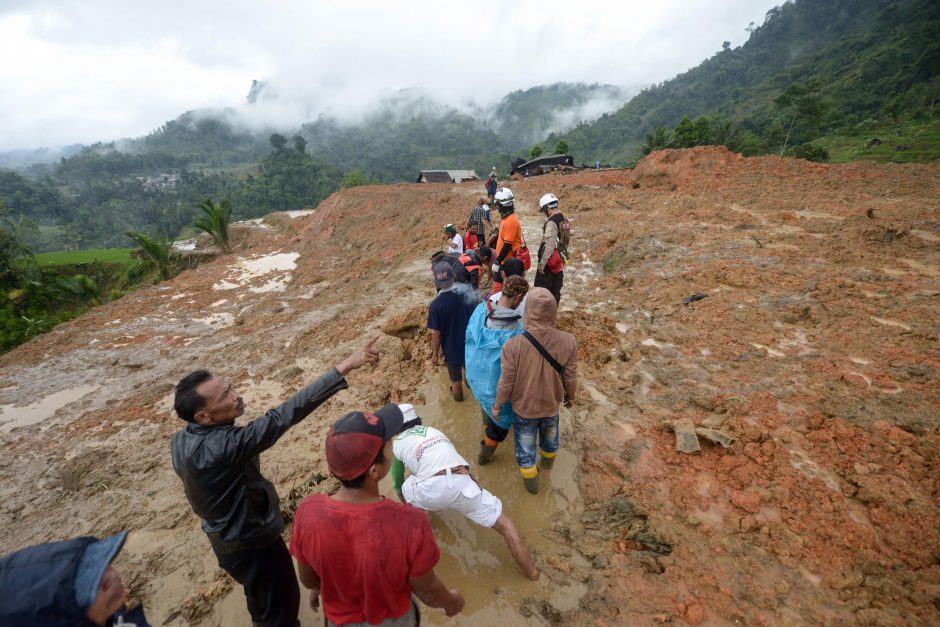 Indonezijoje ieškoma po pražūtingos nuošliaužos gyvų išlikusių žmonių