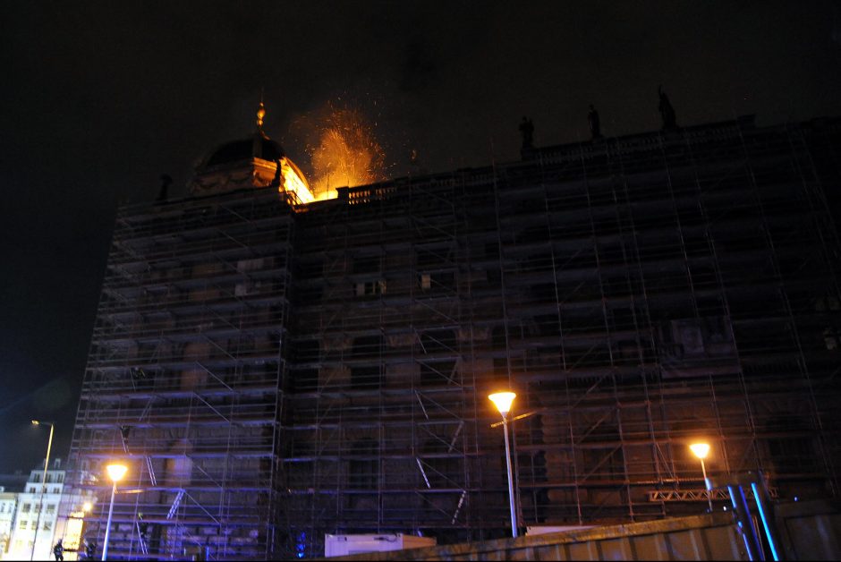 Prahoje gaisras nusiaubė Nacionalinio muziejaus stogą