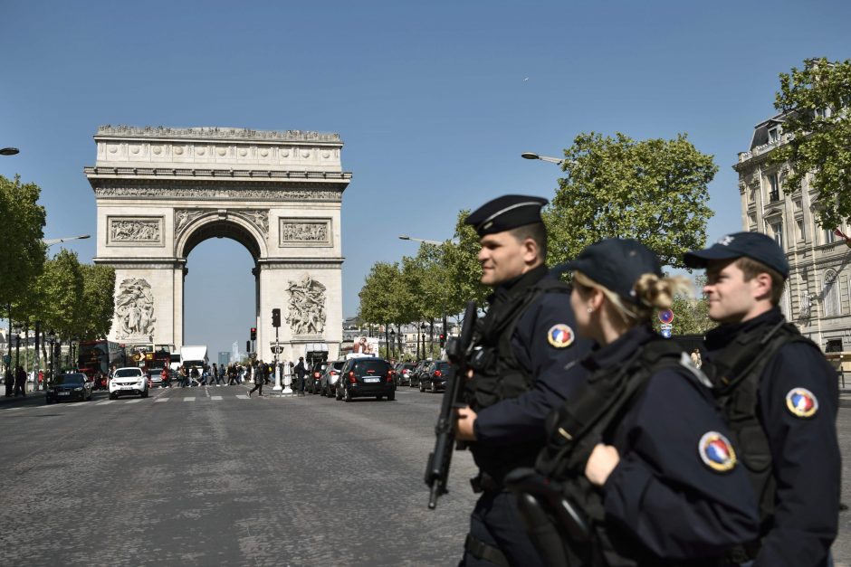 Prie Paryžiaus atakos vykdytojo kūno rastas IS liaupsinantis raštelis