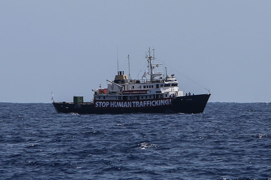 Malta neįsileido imigrantų priešininkų laivo