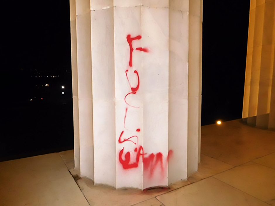 Vašingtone vandalai aprašinėjo A. Lincolno memorialą