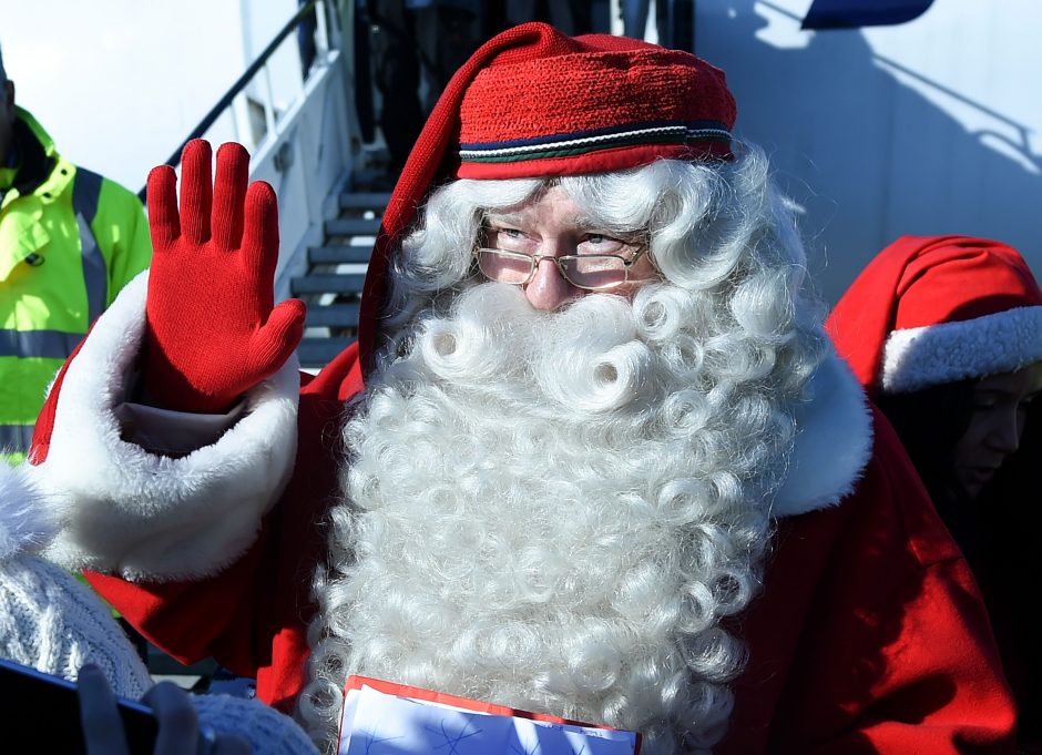Laplandijoje turistai pildo Kalėdų Senelio maišą pinigais