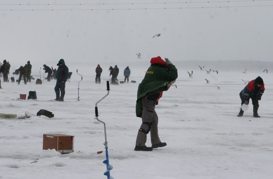 Siūloma dešimteriopai didinti baudas už neleistiną žvejybą ant Kuršių marių ledo