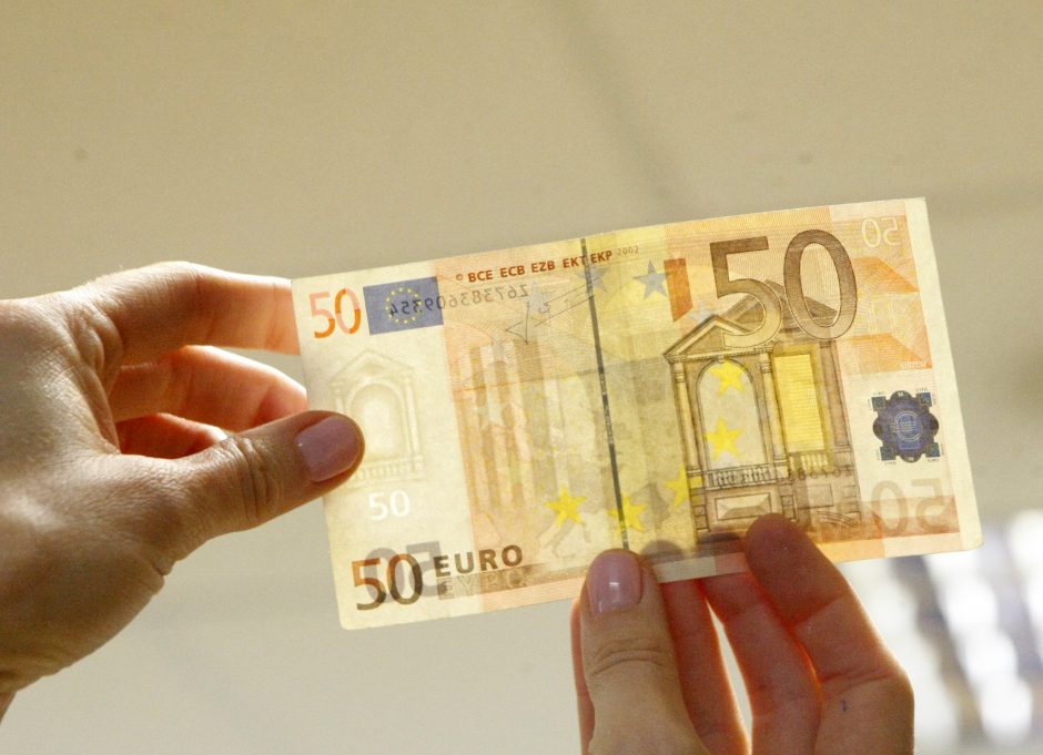 Pirkėjas už telefonus sumokėjo netikrais eurais