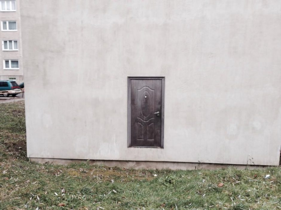 Paslaptingos durys