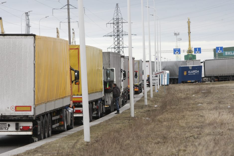 Valdininkai siūlo pamaitinti eilėje laukiančius vežėjus