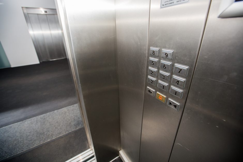 Niujorke išgelbėta tris paras lifte praleidusi moteris