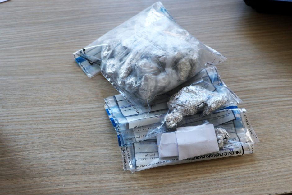 Mersedese aptiko net 50 lankstinukų su narkotikais