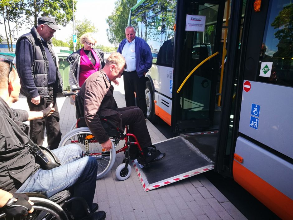 Klaipėdos autobusų parko vairuotojai – neįgaliųjų kailyje