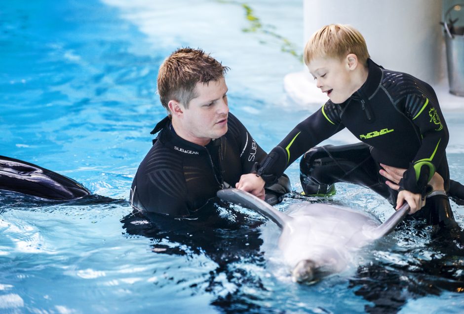 Delfinai sergantiems vaikams padeda bendraudami