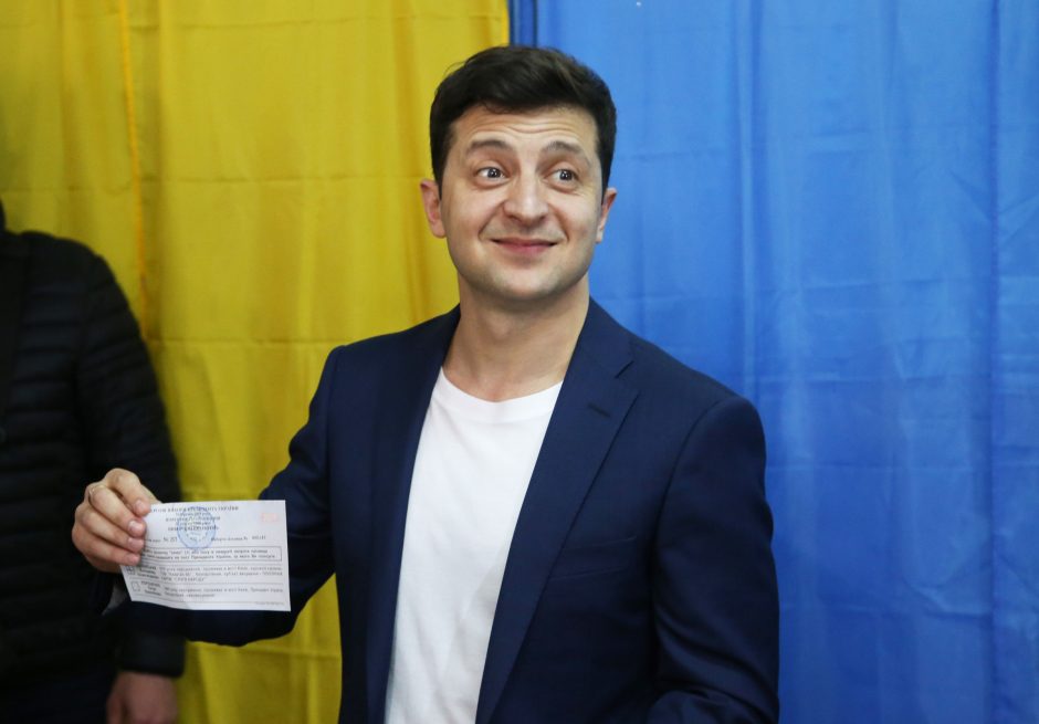 Rinkėjų apklausos: Ukrainos prezidento rinkimus triuškinamai laimėjo V. Zelenskis