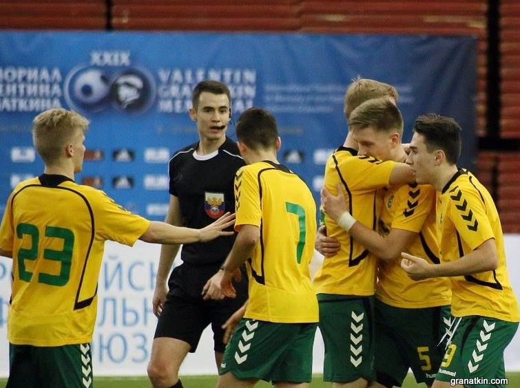 Lietuvos 18-mečiai futbolininkai po baudinių įveikė varžovus