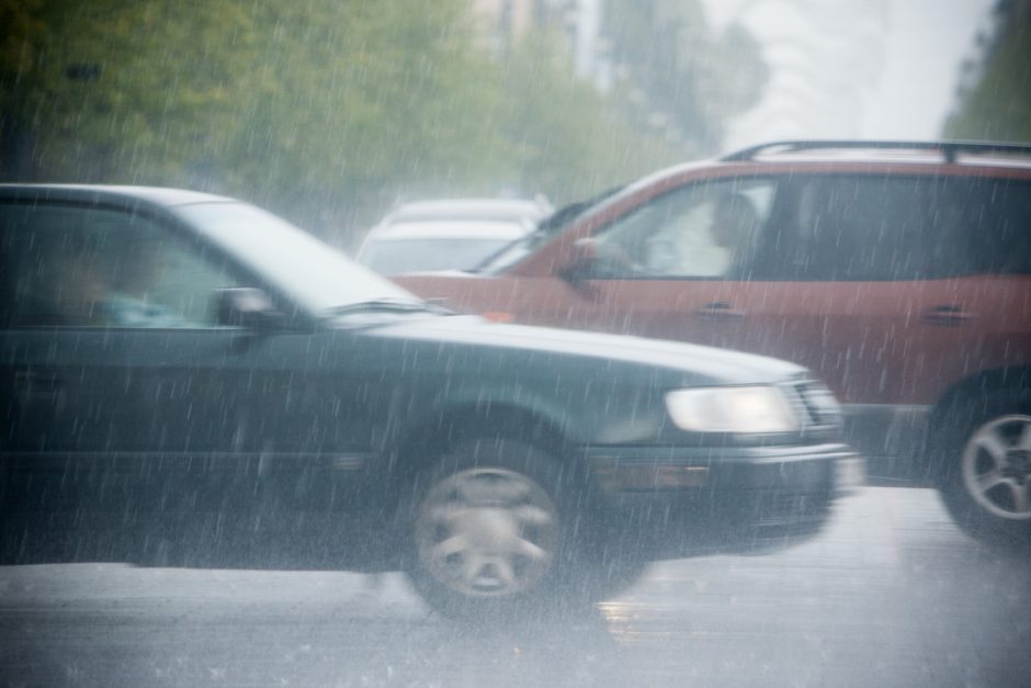 Girtam vairuotojui koją pakišo smarkus lietus