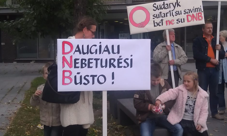 DNB banko pasijutę apgauti lietuviai popietę piketavo prie Norvegijos ambasados