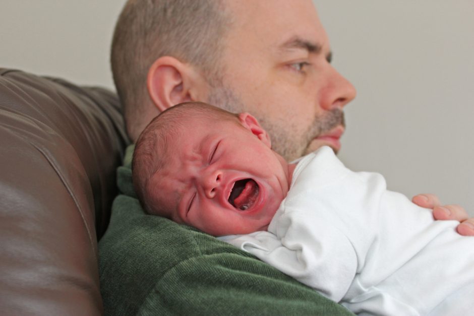Specialistas nerekomenduoja žaismingai mėtyti kūdikio į orą